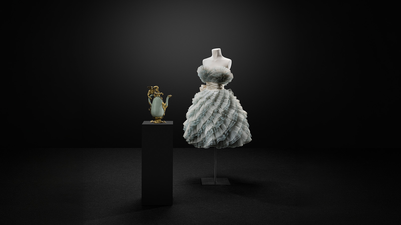 Jarro China, dinastia Qing, século XVIII Porcelana; montagem em bronze fundido e dourado (França, c. 1750-1755) Museu Calouste Gulbenkian, inv. 99 Pierre Balmain Vestido c. 1960 Tule e seda MUDE, LISBOA MUDE/Coleção Francisco Capelo/MUDE.M.0398 Fundação Calouste Gulbenkian. Foto: © Jon Cazenave