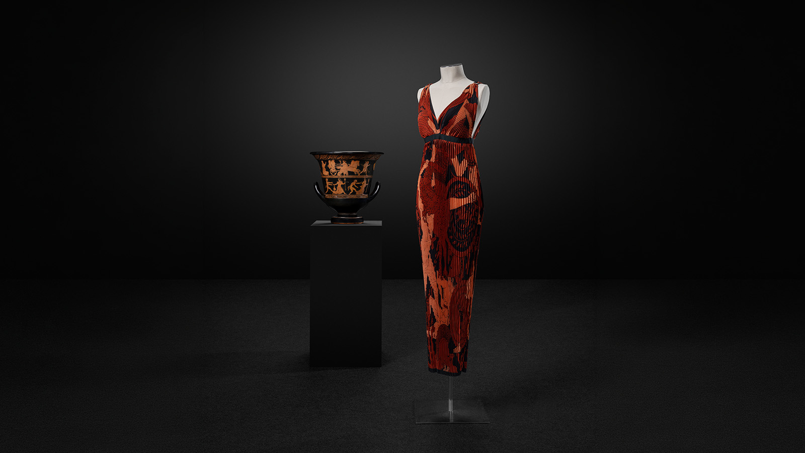 «Vaso calyx-kratêr». Grécia, c. 440 a. C. Terracota. Museu Calouste Gulbenkian, inv. 682. Yves Saint Laurent, «Vestido Hercules». Haute couture primavera/verão 1971. Seda estampada e plissada. MUDE, Lisboa. MUDE/Coleção Francisco Capelo/MUDE.M.0655.